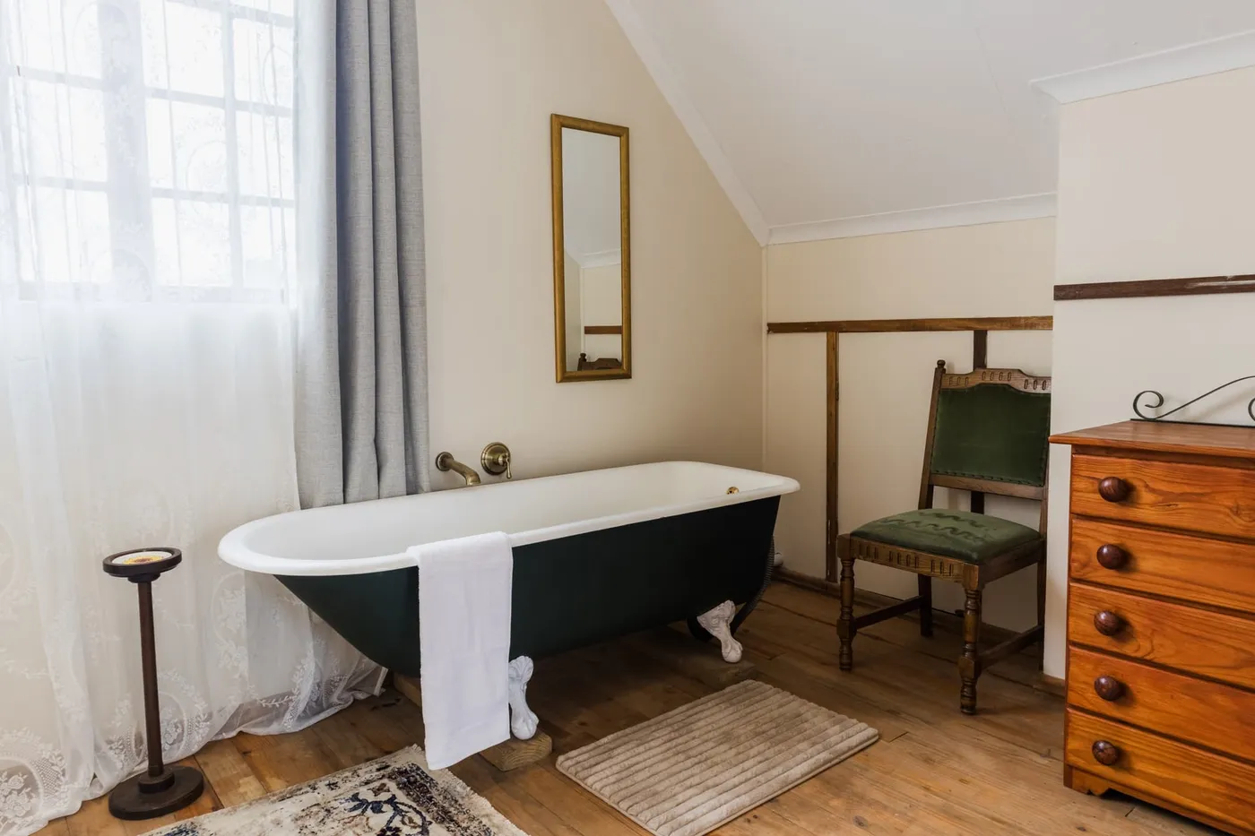Main Bedroom with Bathtub 